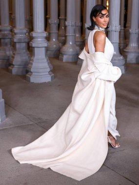 Kim Kardashian 'ın Gucci giysisi ve paltosu takılı olarak 13. Geleneksel LACMA Sanat + Film Galası 2024' e geldi. Gucci tarafından 2 Kasım 2024 'te Los Angeles Şehir Sanat Müzesi' nde sergilenen Miracle Mile, Los Angeles, Kaliforniya, ABD.