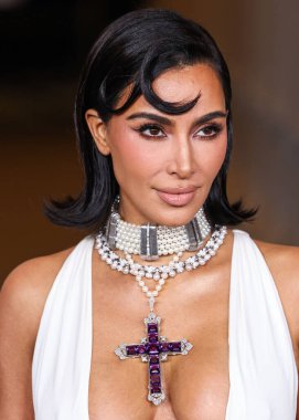 Kim Kardashian 'ın Gucci giysisi ve paltosu takılı olarak 13. Geleneksel LACMA Sanat + Film Galası 2024' e geldi. Gucci tarafından 2 Kasım 2024 'te Los Angeles Şehir Sanat Müzesi' nde sergilenen Miracle Mile, Los Angeles, Kaliforniya, ABD.