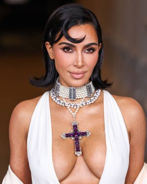 Kim Kardashian 'ın Gucci giysisi ve paltosu takılı olarak 13. Geleneksel LACMA Sanat + Film Galası 2024' e geldi. Gucci tarafından 2 Kasım 2024 'te Los Angeles Şehir Sanat Müzesi' nde sergilenen Miracle Mile, Los Angeles, Kaliforniya, ABD.