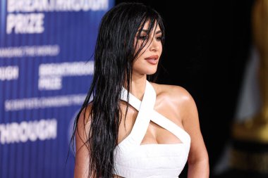 Kim Kardashian, bir Tesla Cybertruck ve Optimus robotuyla fotoğraf çekimi yapıyor. LOS ANGELES, CALIFORNIA, ABD - 13 Nisan: Amerikalı girişimci, sosyal medya uzmanı ve reality TV yıldızı Kim Kardashian.