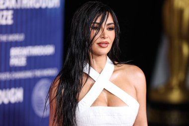 Kim Kardashian, bir Tesla Cybertruck ve Optimus robotuyla fotoğraf çekimi yapıyor. LOS ANGELES, CALIFORNIA, ABD - 13 Nisan: Amerikalı girişimci, sosyal medya uzmanı ve reality TV yıldızı Kim Kardashian.