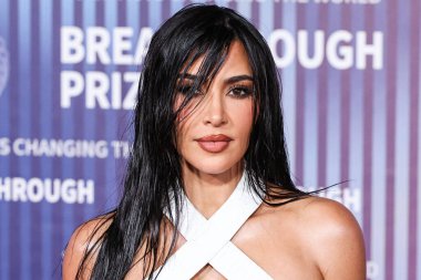 Kim Kardashian, bir Tesla Cybertruck ve Optimus robotuyla fotoğraf çekimi yapıyor. LOS ANGELES, CALIFORNIA, ABD - 13 Nisan: Amerikalı girişimci, sosyal medya uzmanı ve reality TV yıldızı Kim Kardashian.