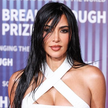 Kim Kardashian, bir Tesla Cybertruck ve Optimus robotuyla fotoğraf çekimi yapıyor. LOS ANGELES, CALIFORNIA, ABD - 13 Nisan: Amerikalı girişimci, sosyal medya uzmanı ve reality TV yıldızı Kim Kardashian.