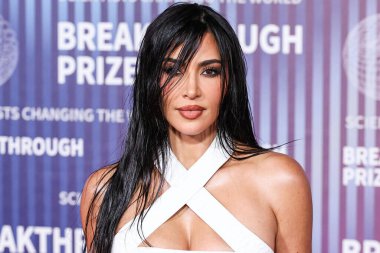 Kim Kardashian, bir Tesla Cybertruck ve Optimus robotuyla fotoğraf çekimi yapıyor. LOS ANGELES, CALIFORNIA, ABD - 13 Nisan: Amerikalı girişimci, sosyal medya uzmanı ve reality TV yıldızı Kim Kardashian.