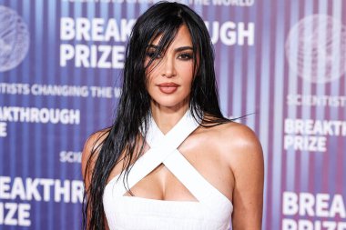 Kim Kardashian, bir Tesla Cybertruck ve Optimus robotuyla fotoğraf çekimi yapıyor. LOS ANGELES, CALIFORNIA, ABD - 13 Nisan: Amerikalı girişimci, sosyal medya uzmanı ve reality TV yıldızı Kim Kardashian.