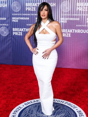 Kim Kardashian, bir Tesla Cybertruck ve Optimus robotuyla fotoğraf çekimi yapıyor. LOS ANGELES, CALIFORNIA, ABD - 13 Nisan: Amerikalı girişimci, sosyal medya uzmanı ve reality TV yıldızı Kim Kardashian.