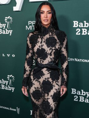 Balenciaga FW23 RTW giyen Kim Kardashian, 11 Kasım 2023 tarihinde Batı Hollywood, Los Angeles, Kaliforniya, ABD 'de gerçekleştirilen Pasifik Tasarım Merkezi' nde Paul Mitchell tarafından sunulan 2023 Bebek Galası 'na ulaştı..