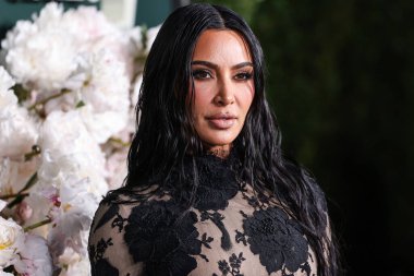 Balenciaga FW23 RTW giyen Kim Kardashian, 11 Kasım 2023 tarihinde Batı Hollywood, Los Angeles, Kaliforniya, ABD 'de gerçekleştirilen Pasifik Tasarım Merkezi' nde Paul Mitchell tarafından sunulan 2023 Bebek Galası 'na ulaştı..
