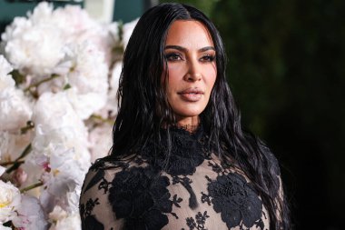 Balenciaga FW23 RTW giyen Kim Kardashian, 11 Kasım 2023 tarihinde Batı Hollywood, Los Angeles, Kaliforniya, ABD 'de gerçekleştirilen Pasifik Tasarım Merkezi' nde Paul Mitchell tarafından sunulan 2023 Bebek Galası 'na ulaştı..