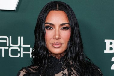 Balenciaga FW23 RTW giyen Kim Kardashian, 11 Kasım 2023 tarihinde Batı Hollywood, Los Angeles, Kaliforniya, ABD 'de gerçekleştirilen Pasifik Tasarım Merkezi' nde Paul Mitchell tarafından sunulan 2023 Bebek Galası 'na ulaştı..