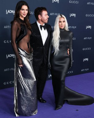 Kim Kardashian, bir Tesla Cybertruck ve Optimus robotuyla fotoğraf çekimi yapıyor. LOS ANGELES, CALIFORNIA, ABD - Kasım 05: Kendall Jenner, Mert Alas ve Amerikalı girişimci, sosyal medya uzmanı ve realite TV yıldızı Kim Kardashian.