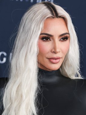 Kim Kardashian, bir Tesla Cybertruck ve Optimus robotuyla fotoğraf çekimi yapıyor. LOS ANGELES, CALIFORNIA, ABD - Kasım 05: Amerikalı girişimci, sosyal medya sözcüsü ve reality TV yıldızı Kim Kardashian