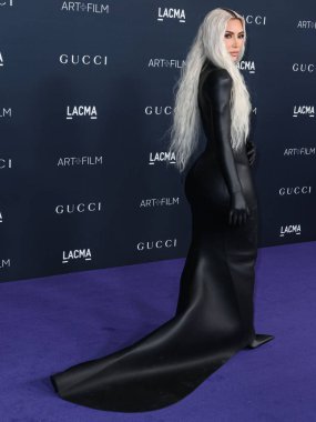 Kim Kardashian, bir Tesla Cybertruck ve Optimus robotuyla fotoğraf çekimi yapıyor. LOS ANGELES, CALIFORNIA, ABD - Kasım 05: Amerikalı girişimci, sosyal medya sözcüsü ve reality TV yıldızı Kim Kardashian