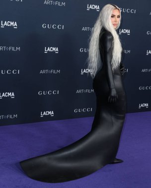 Kim Kardashian, bir Tesla Cybertruck ve Optimus robotuyla fotoğraf çekimi yapıyor. LOS ANGELES, CALIFORNIA, ABD - Kasım 05: Amerikalı girişimci, sosyal medya sözcüsü ve reality TV yıldızı Kim Kardashian