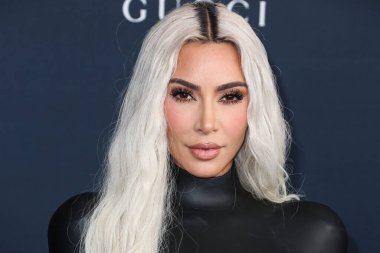 Kim Kardashian, bir Tesla Cybertruck ve Optimus robotuyla fotoğraf çekimi yapıyor. LOS ANGELES, CALIFORNIA, ABD - Kasım 05: Amerikalı girişimci, sosyal medya sözcüsü ve reality TV yıldızı Kim Kardashian