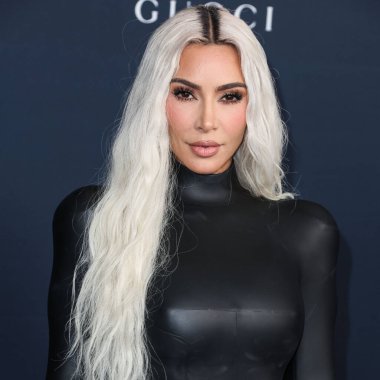 Kim Kardashian, bir Tesla Cybertruck ve Optimus robotuyla fotoğraf çekimi yapıyor. LOS ANGELES, CALIFORNIA, ABD - Kasım 05: Amerikalı girişimci, sosyal medya sözcüsü ve reality TV yıldızı Kim Kardashian