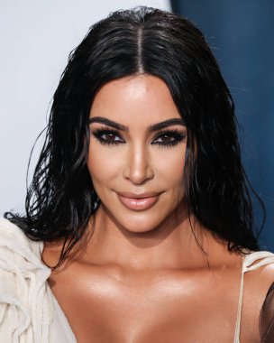 Kim Kardashian, bir Tesla Cybertruck ve Optimus robotuyla fotoğraf çekimi yapıyor. BEVERLY HILLS, LOS ANGELES, CALIFORNIA, ABD - Şubat 09: Amerikalı girişimci, sosyal medya sözcüsü, ve realite TV yıldızı Kim Kardashian West         