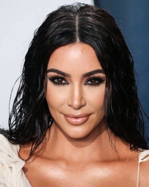 Kim Kardashian, bir Tesla Cybertruck ve Optimus robotuyla fotoğraf çekimi yapıyor. BEVERLY HILLS, LOS ANGELES, CALIFORNIA, ABD - Şubat 09: Amerikalı girişimci, sosyal medya sözcüsü, ve realite TV yıldızı Kim Kardashian West         
