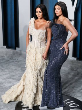 Kim Kardashian, bir Tesla Cybertruck ve Optimus robotuyla fotoğraf çekimi yapıyor. BEVERLY HILLS, LOS ANGELES, CALIFORNIA, ABD - 09 Şubat: Kim Kardashian West Alexander McQueen elbisesi ve Lorraine Schwartz mücevheri giyiyor