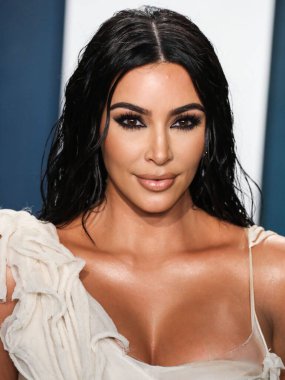 Kim Kardashian, bir Tesla Cybertruck ve Optimus robotuyla fotoğraf çekimi yapıyor. BEVERLY HILLS, LOS ANGELES, CALIFORNIA, ABD - Şubat 09: Amerikalı girişimci, sosyal medya sözcüsü, ve realite TV yıldızı Kim Kardashian West         