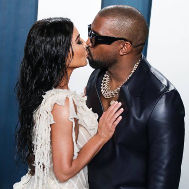 Kim Kardashian, bir Tesla Cybertruck ve Optimus robotuyla fotoğraf çekimi yapıyor. BEVERLY HILLS, LOS ANGELES, CALIFORNIA, ABD - Şubat 09: Amerikalı girişimci, sosyal medya sözcüsü, ve realite TV yıldızı Kim Kardashian West         