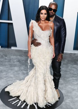 Kim Kardashian, bir Tesla Cybertruck ve Optimus robotuyla fotoğraf çekimi yapıyor. BEVERLY HILLS, LOS ANGELES, CALIFORNIA, ABD - Şubat 09: Amerikalı girişimci, sosyal medya sözcüsü, ve realite TV yıldızı Kim Kardashian West         