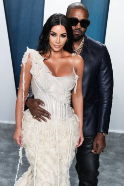 Kim Kardashian, bir Tesla Cybertruck ve Optimus robotuyla fotoğraf çekimi yapıyor. BEVERLY HILLS, LOS ANGELES, CALIFORNIA, ABD - Şubat 09: Amerikalı girişimci, sosyal medya sözcüsü, ve realite TV yıldızı Kim Kardashian West         