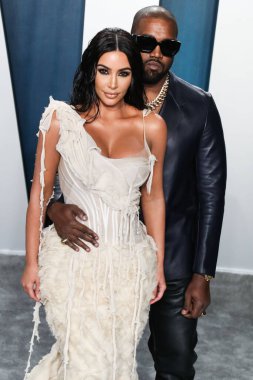 Kim Kardashian, bir Tesla Cybertruck ve Optimus robotuyla fotoğraf çekimi yapıyor. BEVERLY HILLS, LOS ANGELES, CALIFORNIA, ABD - Şubat 09: Amerikalı girişimci, sosyal medya sözcüsü, ve realite TV yıldızı Kim Kardashian West         