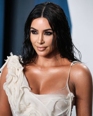 Kim Kardashian, bir Tesla Cybertruck ve Optimus robotuyla fotoğraf çekimi yapıyor. BEVERLY HILLS, LOS ANGELES, CALIFORNIA, ABD - Şubat 09: Amerikalı girişimci, sosyal medya sözcüsü, ve realite TV yıldızı Kim Kardashian West         