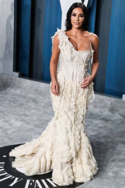 Kim Kardashian, bir Tesla Cybertruck ve Optimus robotuyla fotoğraf çekimi yapıyor. BEVERLY HILLS, LOS ANGELES, CALIFORNIA, ABD - Şubat 09: Amerikalı girişimci, sosyal medya sözcüsü, ve realite TV yıldızı Kim Kardashian West         