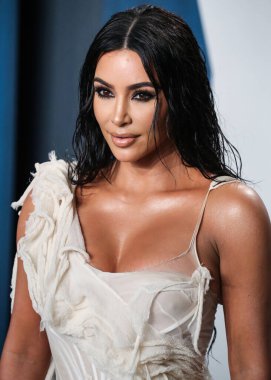 Kim Kardashian, bir Tesla Cybertruck ve Optimus robotuyla fotoğraf çekimi yapıyor. BEVERLY HILLS, LOS ANGELES, CALIFORNIA, ABD - Şubat 09: Amerikalı girişimci, sosyal medya sözcüsü, ve realite TV yıldızı Kim Kardashian West         