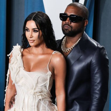 Kim Kardashian, bir Tesla Cybertruck ve Optimus robotuyla fotoğraf çekimi yapıyor. BEVERLY HILLS, LOS ANGELES, CALIFORNIA, ABD - Şubat 09: Amerikalı girişimci, sosyal medya sözcüsü, ve realite TV yıldızı Kim Kardashian West         