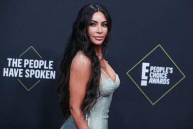  Kim Kardashian, bir Tesla Cybertruck ve Optimus robotuyla fotoğraf çekimi yapıyor. SANTA MONICA, LOS ANGELES, CALIFORNIA, ABD - 10 Kasım: Amerikalı girişimci, sosyal medya uzmanı, ve realite TV yıldızı Kim Kardashian
