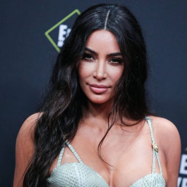  Kim Kardashian, bir Tesla Cybertruck ve Optimus robotuyla fotoğraf çekimi yapıyor. SANTA MONICA, LOS ANGELES, CALIFORNIA, ABD - 10 Kasım: Amerikalı girişimci, sosyal medya uzmanı, ve realite TV yıldızı Kim Kardashian