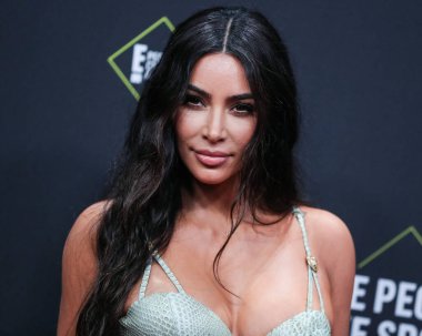  Kim Kardashian, bir Tesla Cybertruck ve Optimus robotuyla fotoğraf çekimi yapıyor. SANTA MONICA, LOS ANGELES, CALIFORNIA, ABD - 10 Kasım: Amerikalı girişimci, sosyal medya uzmanı, ve realite TV yıldızı Kim Kardashian