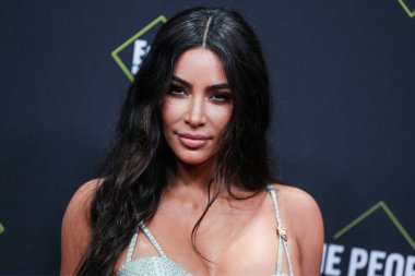  Kim Kardashian, bir Tesla Cybertruck ve Optimus robotuyla fotoğraf çekimi yapıyor. SANTA MONICA, LOS ANGELES, CALIFORNIA, ABD - 10 Kasım: Amerikalı girişimci, sosyal medya uzmanı, ve realite TV yıldızı Kim Kardashian