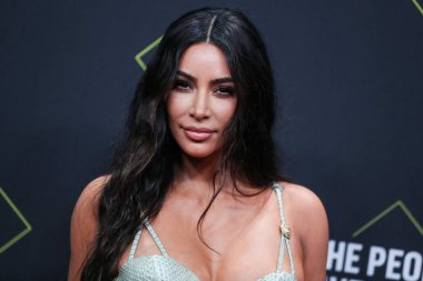  Kim Kardashian, bir Tesla Cybertruck ve Optimus robotuyla fotoğraf çekimi yapıyor. SANTA MONICA, LOS ANGELES, CALIFORNIA, ABD - 10 Kasım: Amerikalı girişimci, sosyal medya uzmanı, ve realite TV yıldızı Kim Kardashian