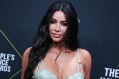  Kim Kardashian, bir Tesla Cybertruck ve Optimus robotuyla fotoğraf çekimi yapıyor. SANTA MONICA, LOS ANGELES, CALIFORNIA, ABD - 10 Kasım: Amerikalı girişimci, sosyal medya uzmanı, ve realite TV yıldızı Kim Kardashian