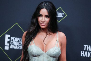  Kim Kardashian, bir Tesla Cybertruck ve Optimus robotuyla fotoğraf çekimi yapıyor. SANTA MONICA, LOS ANGELES, CALIFORNIA, ABD - 10 Kasım: Amerikalı girişimci, sosyal medya uzmanı, ve realite TV yıldızı Kim Kardashian