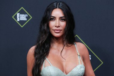  Kim Kardashian, bir Tesla Cybertruck ve Optimus robotuyla fotoğraf çekimi yapıyor. SANTA MONICA, LOS ANGELES, CALIFORNIA, ABD - 10 Kasım: Amerikalı girişimci, sosyal medya uzmanı, ve realite TV yıldızı Kim Kardashian