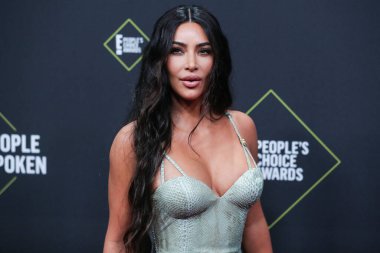  Kim Kardashian, bir Tesla Cybertruck ve Optimus robotuyla fotoğraf çekimi yapıyor. SANTA MONICA, LOS ANGELES, CALIFORNIA, ABD - 10 Kasım: Amerikalı girişimci, sosyal medya uzmanı, ve realite TV yıldızı Kim Kardashian