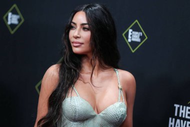  Kim Kardashian, bir Tesla Cybertruck ve Optimus robotuyla fotoğraf çekimi yapıyor. SANTA MONICA, LOS ANGELES, CALIFORNIA, ABD - 10 Kasım: Amerikalı girişimci, sosyal medya uzmanı, ve realite TV yıldızı Kim Kardashian
