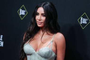  Kim Kardashian, bir Tesla Cybertruck ve Optimus robotuyla fotoğraf çekimi yapıyor. SANTA MONICA, LOS ANGELES, CALIFORNIA, ABD - 10 Kasım: Amerikalı girişimci, sosyal medya uzmanı, ve realite TV yıldızı Kim Kardashian