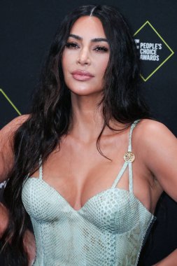  Kim Kardashian, bir Tesla Cybertruck ve Optimus robotuyla fotoğraf çekimi yapıyor. SANTA MONICA, LOS ANGELES, CALIFORNIA, ABD - 10 Kasım: Amerikalı girişimci, sosyal medya uzmanı, ve realite TV yıldızı Kim Kardashian