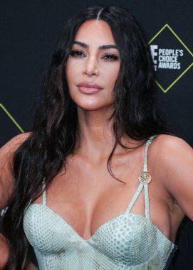  Kim Kardashian, bir Tesla Cybertruck ve Optimus robotuyla fotoğraf çekimi yapıyor. SANTA MONICA, LOS ANGELES, CALIFORNIA, ABD - 10 Kasım: Amerikalı girişimci, sosyal medya uzmanı, ve realite TV yıldızı Kim Kardashian