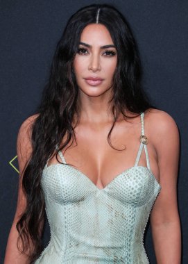  Kim Kardashian, bir Tesla Cybertruck ve Optimus robotuyla fotoğraf çekimi yapıyor. SANTA MONICA, LOS ANGELES, CALIFORNIA, ABD - 10 Kasım: Amerikalı girişimci, sosyal medya uzmanı, ve realite TV yıldızı Kim Kardashian