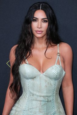 Kim Kardashian, bir Tesla Cybertruck ve Optimus robotuyla fotoğraf çekimi yapıyor. SANTA MONICA, LOS ANGELES, CALIFORNIA, ABD - 10 Kasım: Amerikalı girişimci, sosyal medya uzmanı, ve realite TV yıldızı Kim Kardashian