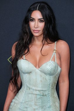  Kim Kardashian, bir Tesla Cybertruck ve Optimus robotuyla fotoğraf çekimi yapıyor. SANTA MONICA, LOS ANGELES, CALIFORNIA, ABD - 10 Kasım: Amerikalı girişimci, sosyal medya uzmanı, ve realite TV yıldızı Kim Kardashian
