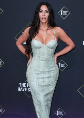  Kim Kardashian, bir Tesla Cybertruck ve Optimus robotuyla fotoğraf çekimi yapıyor. SANTA MONICA, LOS ANGELES, CALIFORNIA, ABD - 10 Kasım: Amerikalı girişimci, sosyal medya uzmanı, ve realite TV yıldızı Kim Kardashian