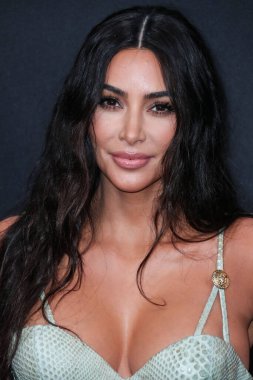 Kim Kardashian, bir Tesla Cybertruck ve Optimus robotuyla fotoğraf çekimi yapıyor. SANTA MONICA, LOS ANGELES, CALIFORNIA, ABD - 10 Kasım: Amerikalı girişimci, sosyal medya uzmanı, ve realite TV yıldızı Kim Kardashian West      